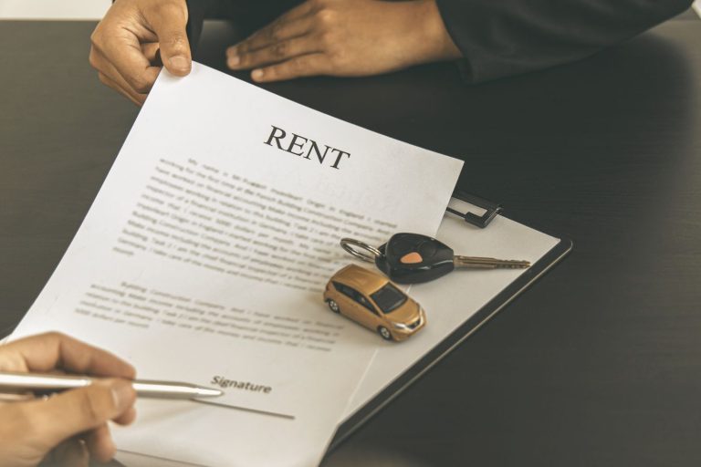 Czy można wynająć samochód dla innej osoby? Kto musi podpisać umowę i zapłacić?